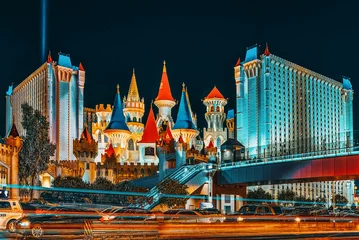 Fototapeten Die Hauptstraße von Las Vegas ist abends der Strip. Casino, Hotel und Resort-Exalibur. © BRIAN_KINNEY