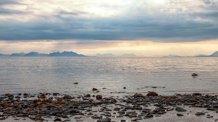 Bergkette und Atlantik auf den Lofoten in Norwegen