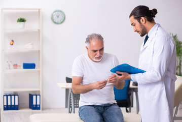 Obraz premium Patient suffering from diabetes visiting doctor