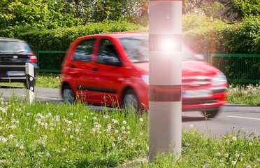 Schnelles Auto wird geblitzt