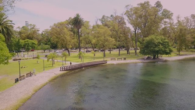 Palermo lakes in buenos aires city with a person running
Lagos de palermo con una persona corriendo