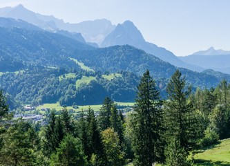 Fototapeta na wymiar Alpenlandschaft Garmisch-Partenkirchen 