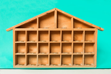 Casa de madera compartimentada con monedas europeas. 