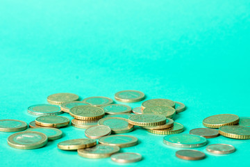 Monedas europeas aisladas en fondo cyan. 