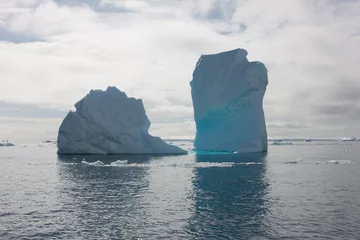 Fotobehang Antarctica landscape with iceberg on a cloudy winter day © Iurii