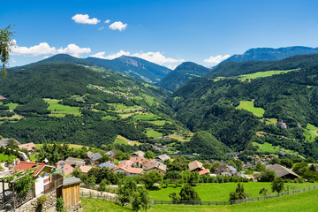 Fototapeta na wymiar Overlooking the Eisack valley with the villages on the Ritten like Barbian