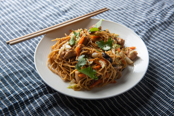Home cooking of chicken fried noodles