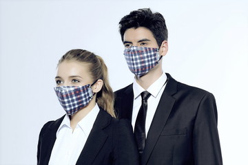 The new coronavirus pandemic epidemic was eased, companies began to resume work to resume production, the dismissed office staff wearing masks and gazing forward as if seeing hope.