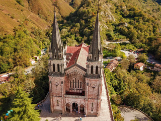 covadonga, gruta, cueva, don pelayo, reconquista, santuario, asturias,Catedral, iglesia, capilla, cat&oacute;lico, fe, religi&oacute;n, vidrieras, rezar, oraci&oacute;n, cristo, virgen mar&iacute;a, g&oacute;tico, rom&aacute;nico, 