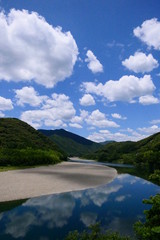 空を映す初夏の四万十川。高知、日本。6月上旬。