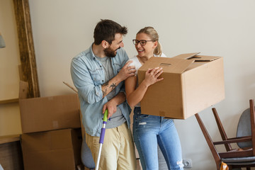 Fototapeta na wymiar Young married couple moving into new home. 