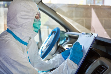 Containment Scout des Gesundheitsamt bei Kontaktverfolgung im Außendienst