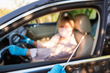 Rachen Abstrich bei Schnelltest Drive-In für Autofahrer während Coronavirus-Pandemie