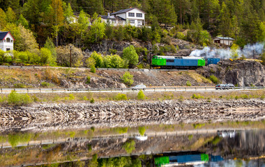 Pociąg towarowy z zagonami na trasie © Dreamnordno