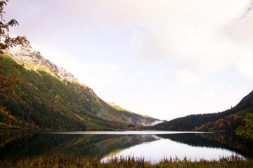 Morskie Oko lake in autumn in Polish mountains © Agnieszka Komuńska