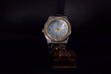 Stainless steel watch set with diamonds
There are brands that are rare, expensive.
Placed on the floor are classic vintage fashion accessories.