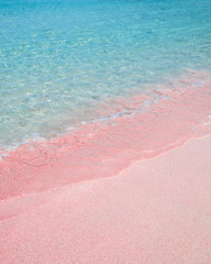 Rosa Sandstrand und türkisfarbenes, unberührtes Wasser auf Kreta, Griechenland