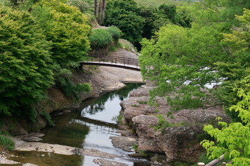 川の中州に渡る橋