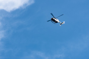 Hubschrauber der Polizei im Überflug bei Oppenheim, Rheinhessen