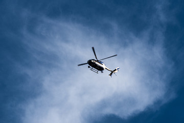 Naklejka na ściany i meble Hubschrauber der Polizei im Überflug bei Oppenheim, Rheinhessen