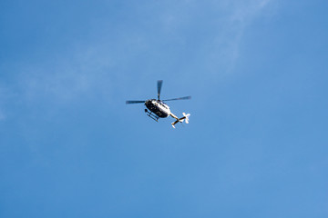 Fototapeta na wymiar Hubschrauber der Polizei im Überflug bei Oppenheim, Rheinhessen