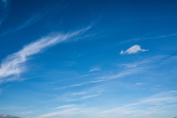 Wolken am blauen Himmel
