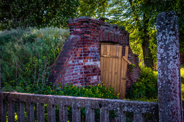 Unused dugout with damaged door. © Adam Ćwil