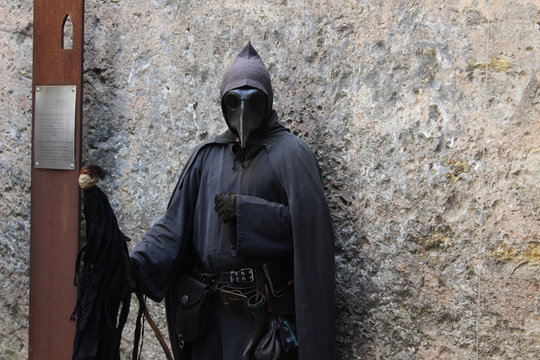 Disfraz de la peste negra con la tradicional m&aacute;scara