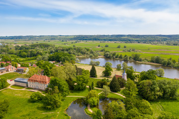 Aussicht auf die Kirche und das Schloss im Lenne Park in Criewen bei Schwedt im unteren Odertal