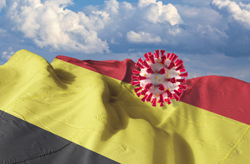  Flagge von Belgien mit Corona Virus und blauer Himmel mit Wolken im Hintergrund, Banner.