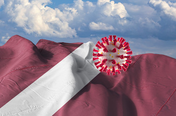 Flagge von Lettland mit Corona Virus und blauer Himmel mit Wolken im Hintergrund.
