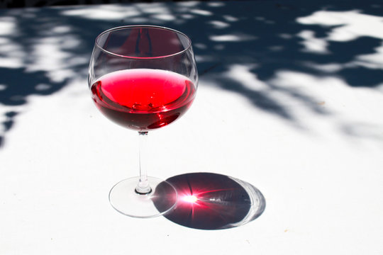 Imagen de una copa de vino tinto rojo 