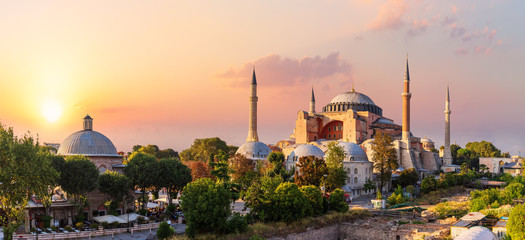 Naklejka premium Hagia Sophia, słynny punkt orientacyjny w Stambule, piękny widok na zachód słońca, Turcja