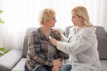 Obraz premium Senior woman with her home caregiver