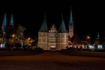 Fototapeta na wymiar Lübeck-Holstentor bei Nacht