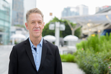 Mature businessman wearing suit in the city outdoors