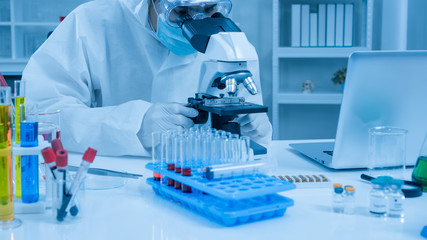 Researchers are experimenting in the laboratory.