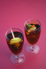 Copas de vermuth rojo con aceituna y limón