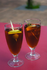 Copas de vermuth rojo con aceituna y limón