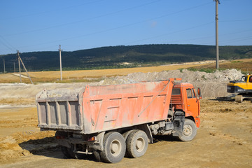 Obraz premium Budowa nowego węzła drogowo-transportowego. Prace na konstrukcjach żelbetowych i nawierzchni drogowej.