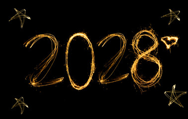 Frohes Neues Jahr 2028. Nummer 2028 geschriebene Jahrenzahl mit funkelnden Wunderkerzen lokalisiert...