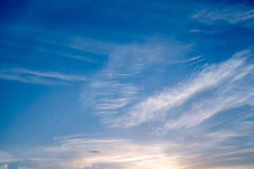 Fototapeta premium 夕暮れの筋雲と海 空の背景素材