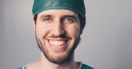 Medico ragazzo con barba italiano che sorride