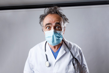 medico con camice bianco e mascherina chirurgica , isolato si sfondo bianco 