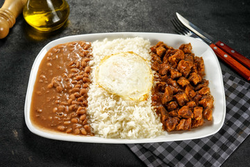 Prato picadinho de carne com arroz e feijão-view-top