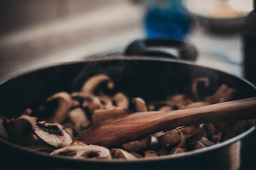 kochen Pilze im Topf