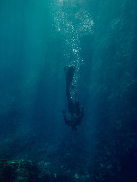 Freediver descending 