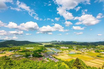 Fototapeta na wymiar 青空と雲と田舎の里山の田園風景