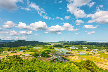 青空と雲と田舎の里山の田園風景