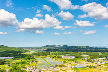 青空と雲と田舎の里山の田園風景